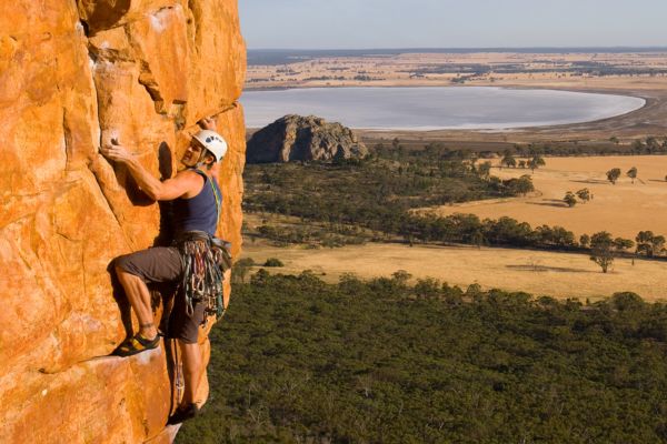 Mit der Bergsteiger-Übung (Mountain Climber) trainierst du den gesamten Körper, sie ist leicht zu erlernen und für fast jedes Fitnesslevel anpassbar.