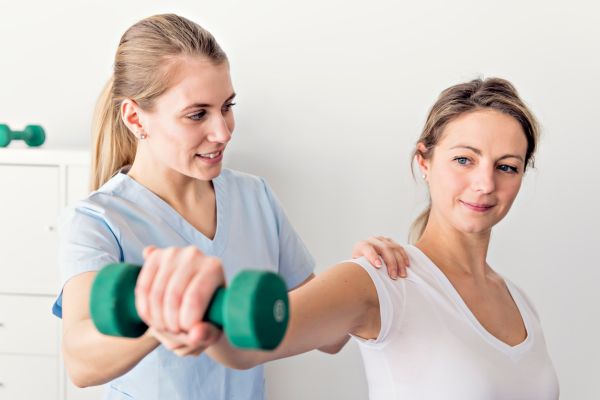 Zwei Frauen bei der Physiotherapie mit Hantel