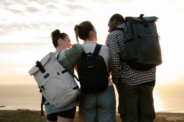 3 Personen mit Rucksäcken auf dem Rücken